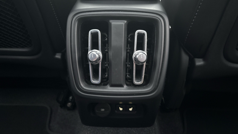 Volvo XC40 2.0 B4P Ultra Dark 5dr Auto Petrol Estate